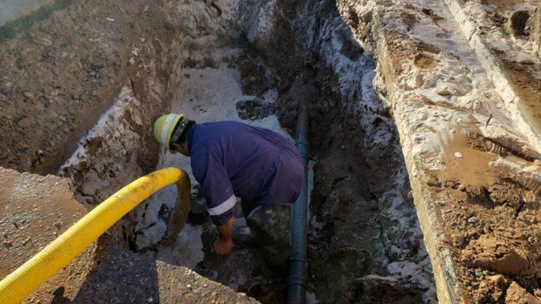 Por la rotura de un acueducto, se inundaron varias viviendas en barrio El Progreso