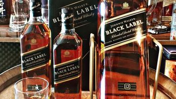 Dos mujeres fueron atrapadas robando whisky Johnnie Walker y Jack Daniels en Rawson. Dos mujeres fueron atrapadas robando whisky Johnnie Walker y Jack Daniels en Rawson.