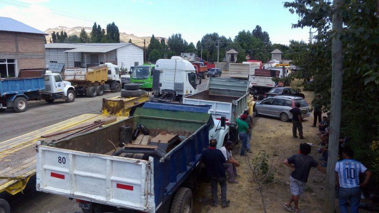 Más de 20 camiones bloquean el acceso a Vialidad Nacional en Junín de los Andes.