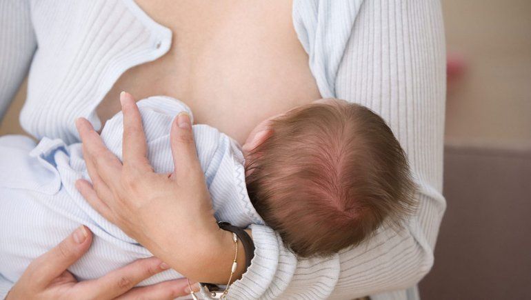 La leche materna de vacunadas con Pfizer contiene anticuerpos