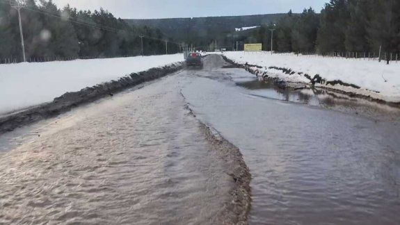 Pozos e inundaciones: la odisea de viajar en una Ruta 23 destrozada