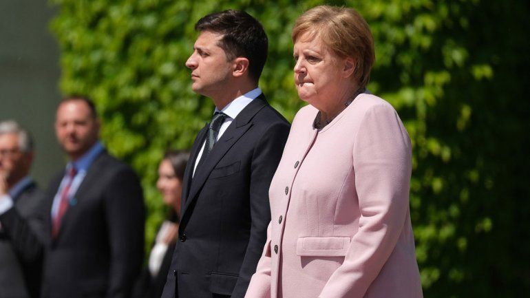 Visibles temblores de Merkel preocuparon a toda Alemania