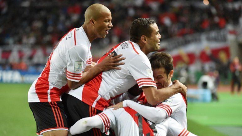 Todos abrazan a Alario por el gol del triunfo. El Millo ya está en la gran definición del Mundial de Clubes.