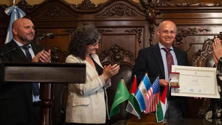 El científico argentino con Omar Yaghi. El científico argentino con Omar Yaghi.