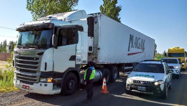 ¡Un peligro!: camionero venía tomando alcohol por Ruta 151
