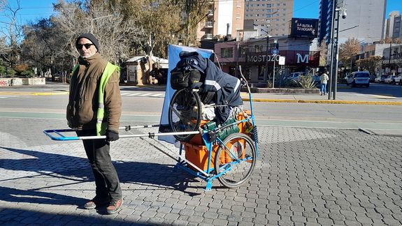 Lleva dos semanas caminando desde El Bolsón: llegó a Neuquén y quiere ir a Casa Rosada