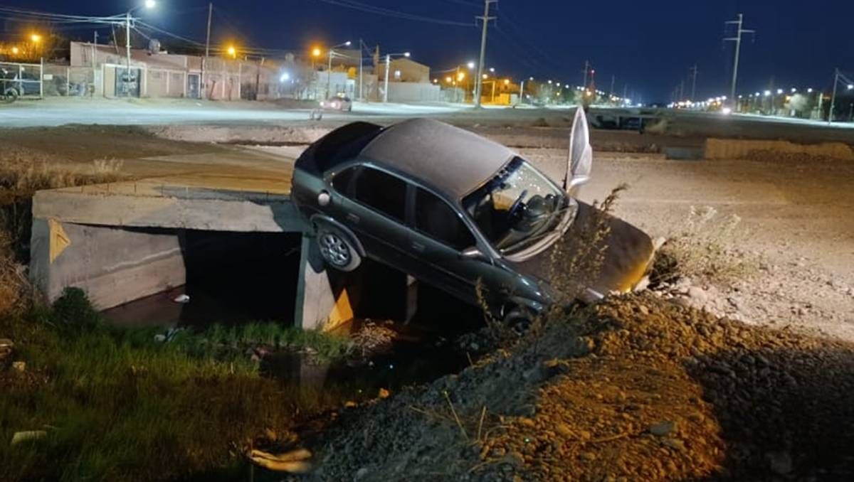 El Chevrolet Corsa quedó colgado del puente de la Avenida Traful.&nbsp;