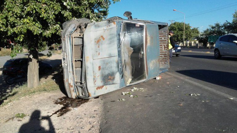 Se encandiló y chocó contra un poste frente al Casino