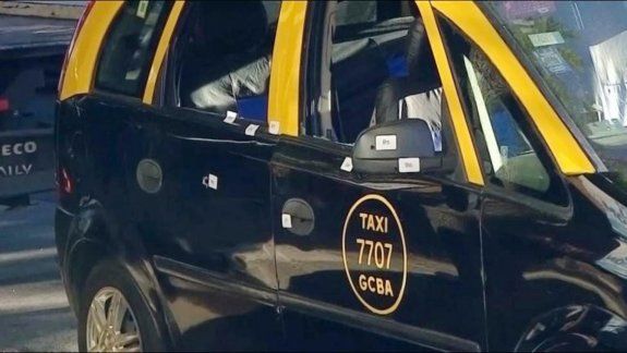 El taxi y la muestra de los impactos de bala en la noche porteña.