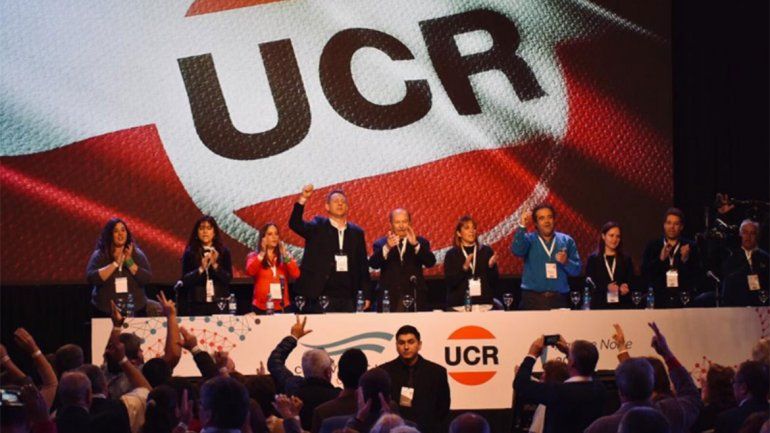 Convención UCR: insultos a Macri mientras definen seguir en Cambiemos