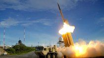 Una batería THAAD, lanzando sus misiles.