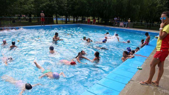 Las colonias contienen a miles de chicos durante los meses de vacaciones.