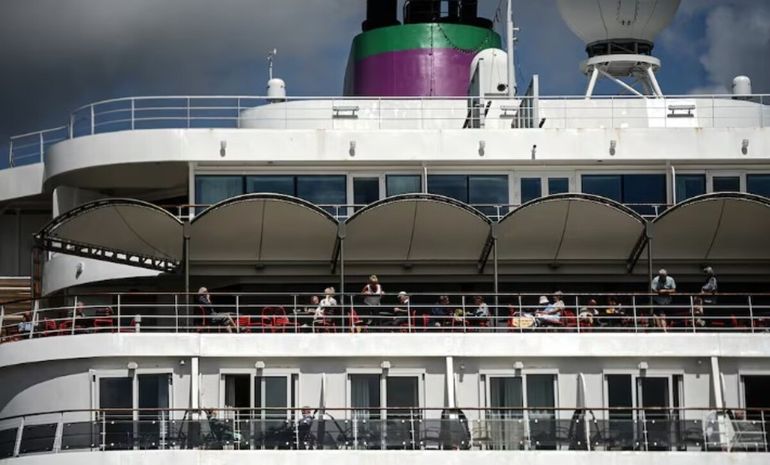 El crucero Ambassador Cruise Line se encuentra atracado en la ciudad francesa de Burdeos.