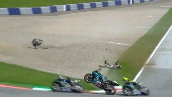 Valentino Rossi se salvó de milagro de que las motos de Zarco y Morbidelli lo alcanzaron cuando viajaban descontroladas tras el accidente que se dio durante la final del Moto GP en Austria. Valentino Rossi se salvó de milagro de que las motos de Zarco y Morbidelli lo alcanzaron cuando viajaban descontroladas tras el accidente que se dio durante la final del Moto GP en Austria.
