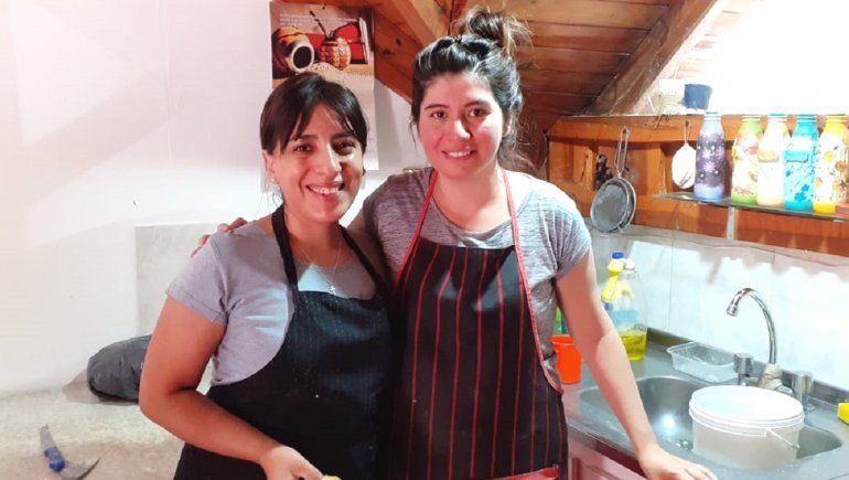 Dos jóvenes voluntarias que ayudan a los que menos tienen