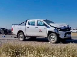 una camioneta del epen choco contra un auto en la ruta 51, camino a vaca muerta una camioneta del epen choco contra un auto en la ruta 51, camino a vaca muerta