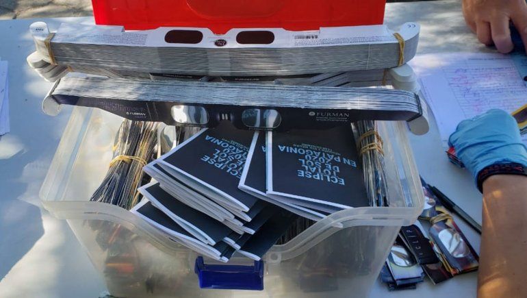 Los lentes entregados por la UNCo para ver el eclipse. 