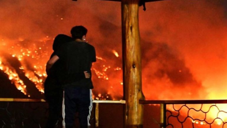 Los vecinos de El Hoyo debieron combatir contra las llamas durante toda la noche.