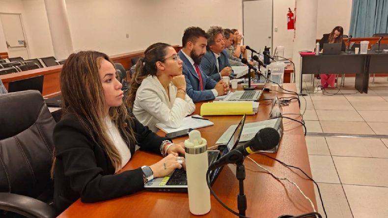 El fiscal del caso Juan Narváez, junto con las asistentes letradas Agustina Jara y Tanya Cid | LM Neuquen El fiscal del caso Juan Narváez, junto con las asistentes letradas Agustina Jara y Tanya Cid