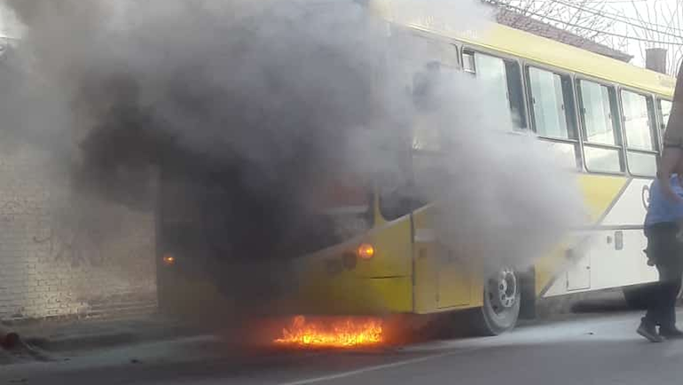 Dramático: se incendió un colectivo con pasaje completo