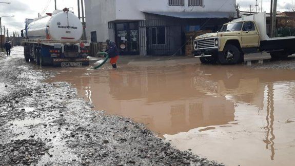 Con las lluvias son varias las calles que se inundan en Plottier. 