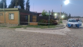 En esta casa de Plottier, salió corriendo la mujer que pidió ayuda y denunció que su pareja la tenía atada / Foto Gentileza En esta casa de Plottier, salió corriendo la mujer que pidió ayuda y denunció que su pareja la tenía atada / Foto Gentileza
