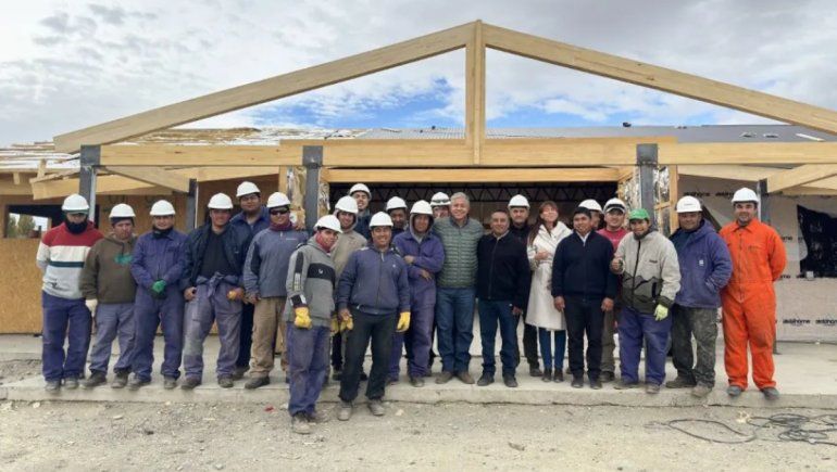 El gobernador Rolando Figueroa junto a los trabajadores en Los Catutos / Foto Prensa Provincia