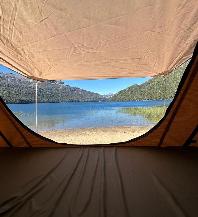 Vista desde la carpa sobre la camioneta. Vista desde la carpa sobre la camioneta.