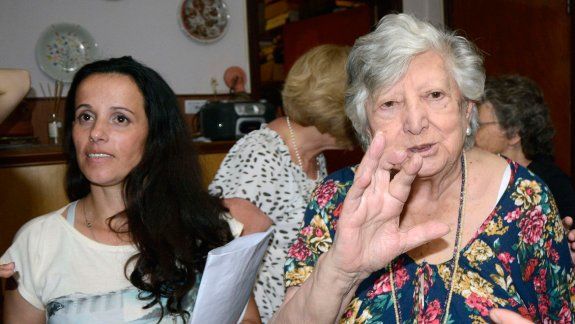 Chicha Mariani, junto a la mujer que se había adjudicado ser su nieta.