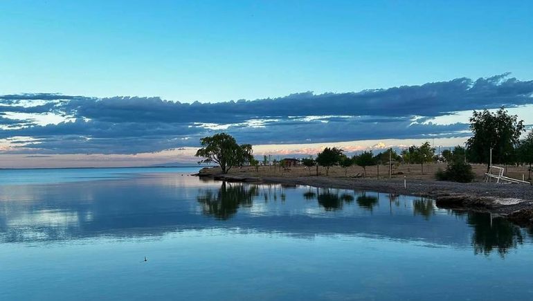 El perilago de Mari Menuco tiene lugares accesibles. Algunos gratuitos en las picadas y otros hay que pagar, pero montos bajos. El perilago de Mari Menuco tiene lugares accesibles. Algunos gratuitos en las picadas y otros hay que pagar, pero montos bajos.