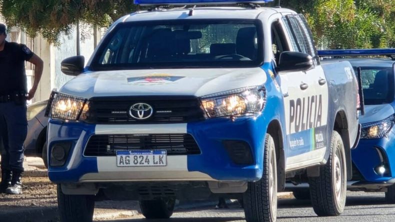 La Policía busca intensamente al conductor de la camioneta. | LM Neuquen La Policía busca intensamente al conductor de la camioneta.