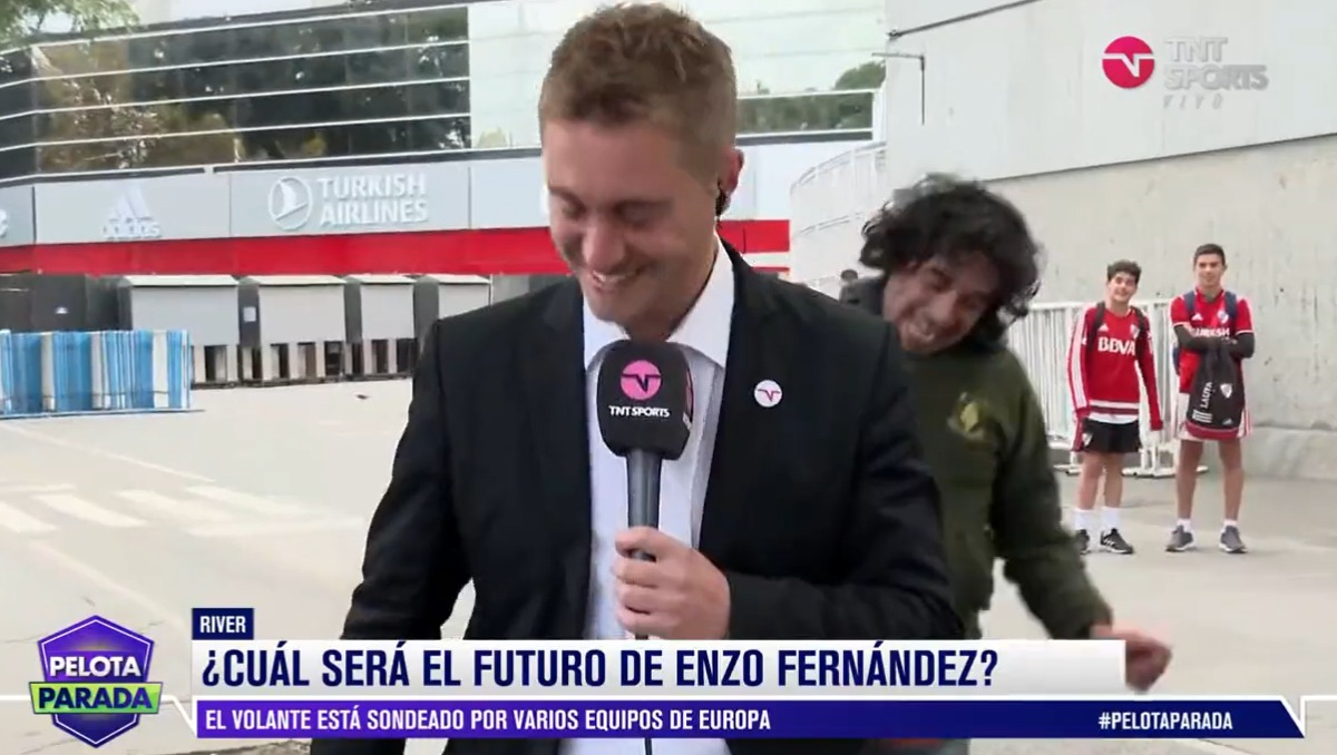 Se puso a hacer jueguitos en pleno móvil y hasta le tiró un caño al periodista