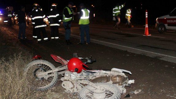 Una camioneta sin luces arrolló a una familia en moto y se fugó