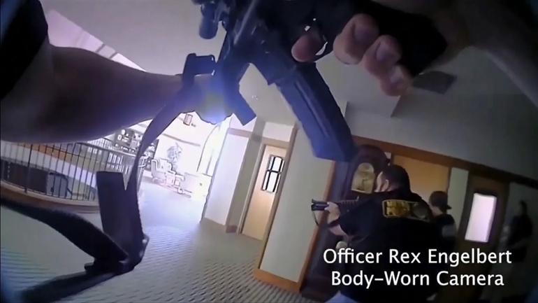 Video: policías matan a la autora de un tiroteo en una escuela de EE.UU.
