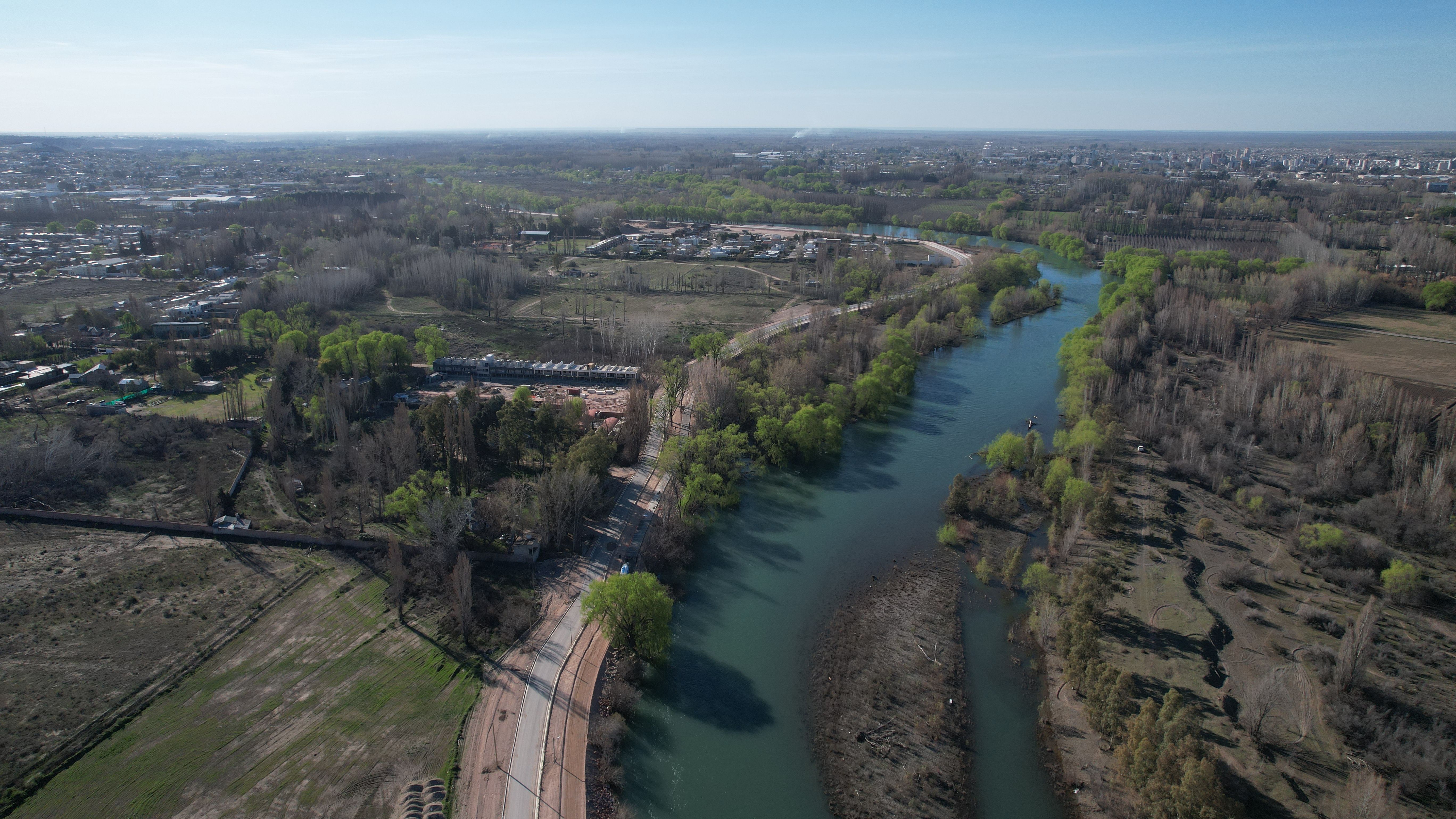 neuquen avanza hacia los 36 kilometros de paseo costero con un nuevo tramo sobre el rio neuquen