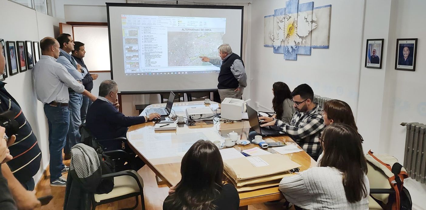 Avanzan en mejorar un viejo cañadón que escurre el agua de Zapala