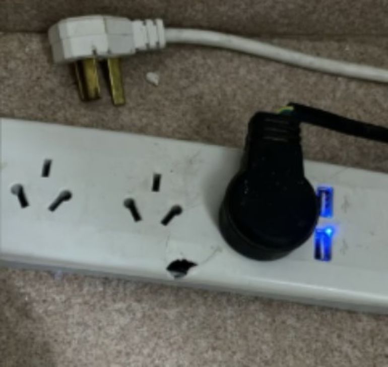 La bala impactó en una zapatilla eléctrica y se desvió. La bala impactó en una zapatilla eléctrica y se desvió.