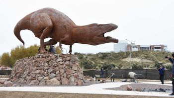 La réplica Tyrannotitan chubutensis tiene 13 metros de largo y fue instalada junto a la laguna Cacique Chiquichano en Trelew. La réplica Tyrannotitan chubutensis tiene 13 metros de largo y fue instalada junto a la laguna Cacique Chiquichano en Trelew.