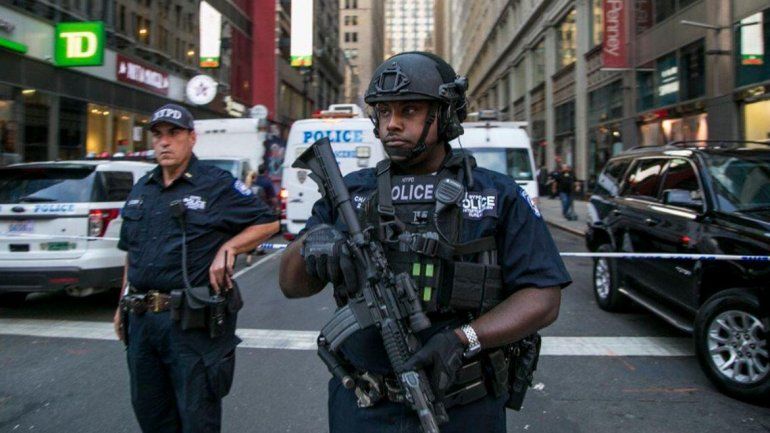 El ataque sucedió en la estación central de ómnibus Port Authority. El atacante fue detenido por la Policía.