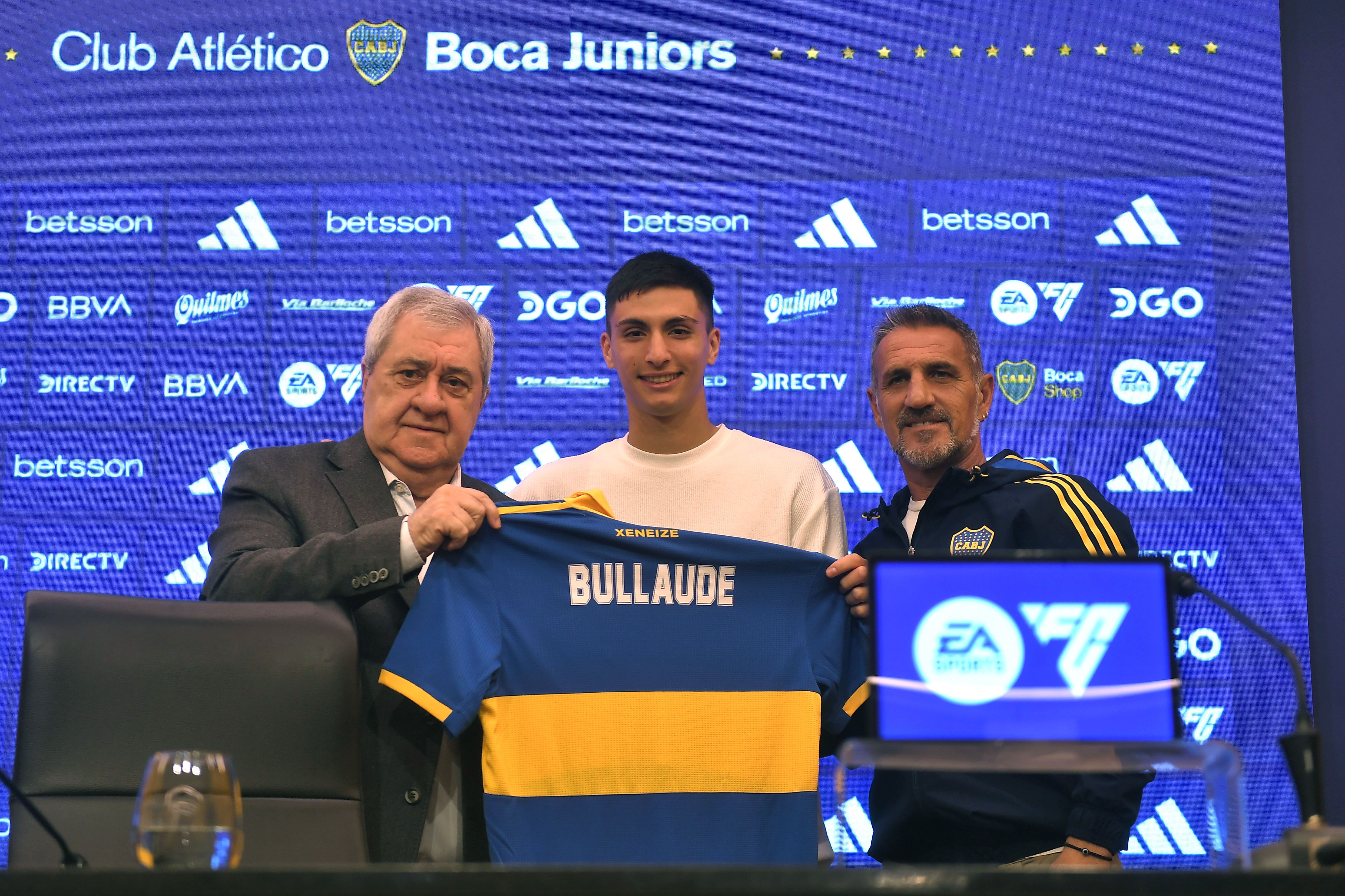 Ezequiel Bullaude, junto al presidente Jorge Amor Ameal y a Raúl Alfredo Cascini en su presentación como nuevo refuerzo del plantel que conduce Jorge Almirón.&nbsp;