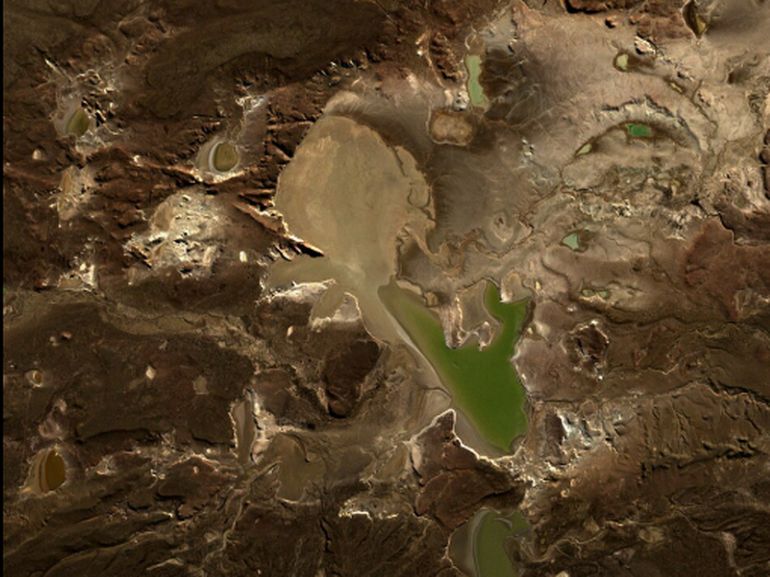 Una vista satelital de la zona del Bajo San Julián, donde está la laguna endorreica: por la evaporación del agua, se forman amplios salares. Una vista satelital de la zona del Bajo San Julián, donde está la laguna endorreica: por la evaporación del agua, se forman amplios salares.