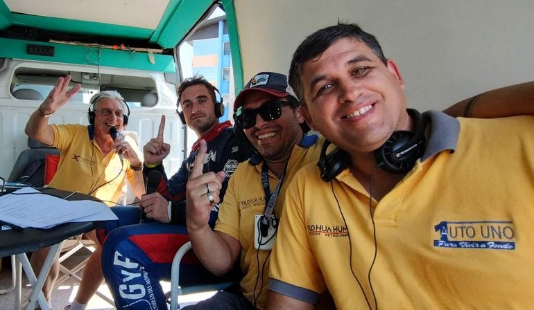 Lauti ganó y cuando se bajó del podio se acercó al móvil de LU5 donde se emocionó al escuchar la última vuelta y recordar a Carlos "Rata" Graziosi ex relator de Auto Uno fallecido en 2021.