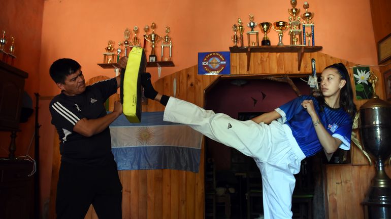 Yuliana durante un entrenamiento en la casa de su sabon, Juan Contreras.