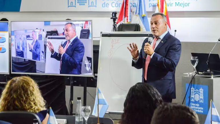 El funcionario, de momento se encuentra separado de su cargo. El funcionario, de momento se encuentra separado de su cargo.