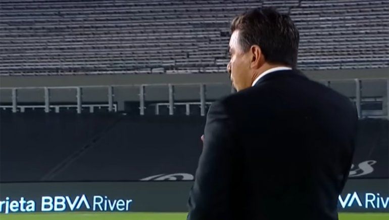 El Muñeco tras recriminarle en malos términos una jugada al línea.