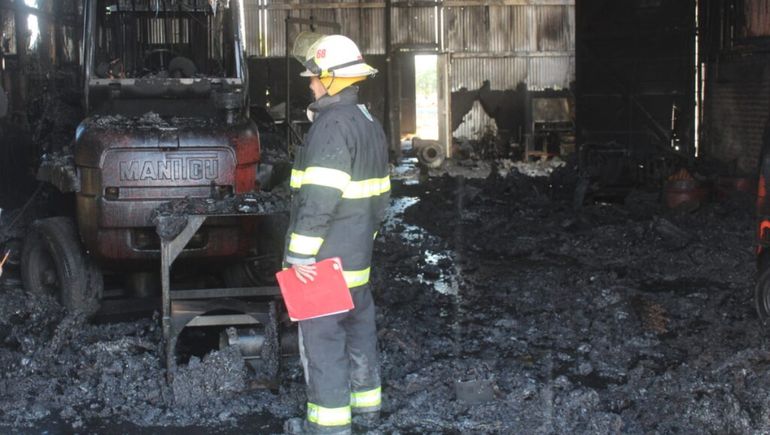 Un incendio consumió un galpón en Centenario