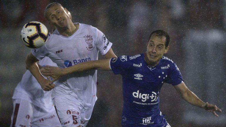 El Globo con la lluvia no pudo volar y perdió en su debut copero