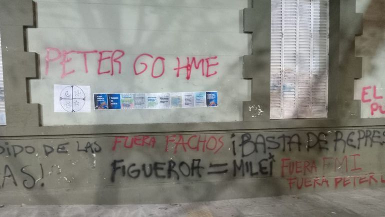 La protesta mapuche vandalizó el patrimonio histórico de los neuquinos