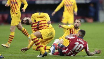 mira la escalofriante lesion de pique tras choque con un argentino mira la escalofriante lesion de pique tras choque con un argentino