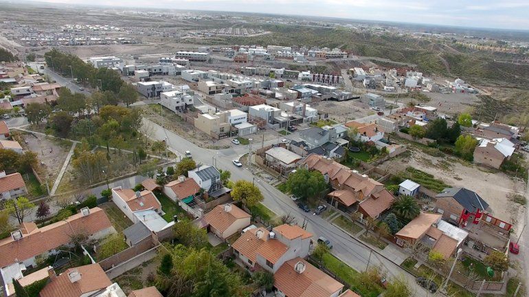 En Mercantiles y Terrazas del Neuquén tomaron terrenos municipales para construir piletas de natación y quinchos. Ahora deberán pagar una tasa por cada metro cuadrado de tierra usurpada.